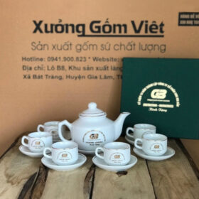 Bộ ấm chén in logo dáng vuông thấp màu trắng vẽ viền kim XG-AC27