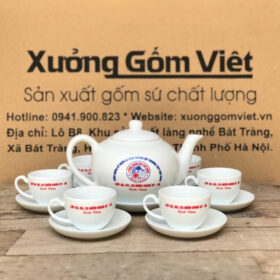 Bộ ấm chén in logo kỷ niệm thành lập dáng quai lượn màu trắng XG-AC39