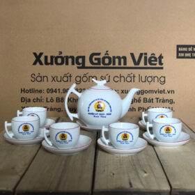 Bộ ấm chén in logo dáng bưởi cành màu trắng vẽ viền chỉ đỏ XG-AC04