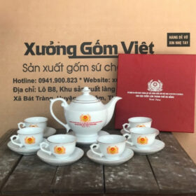 Bộ ấm chén in logo dáng thần đèn màu trắng vẽ chỉ vàng XG-AC12