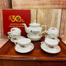 Bộ ấm chén in logo dáng đài cát màu trắng vẽ vàng XG-AC13