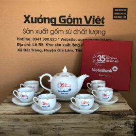 Bộ ấm chén in logo dáng bưởi lửa màu trắng vẽ chỉ vàng XG-AC19