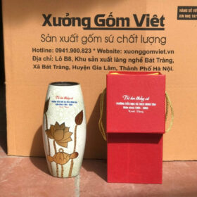 Bình hoa gốm sứ in chữ tri ân thầy cô dáng bom màu kem vẽ sen vàng XG-LH04
