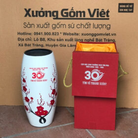 Bình hoa gốm sứ in logo 30 năm thành lập trường dáng bom màu trắng vẽ hoa đào đỏ XG-LH05