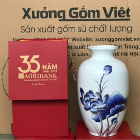 Bình hoa gốm sứ in logo 35 năm thành lập agribank dáng cổ rụt màu trắng vẽ sen xanh viền kim XG-LH06
