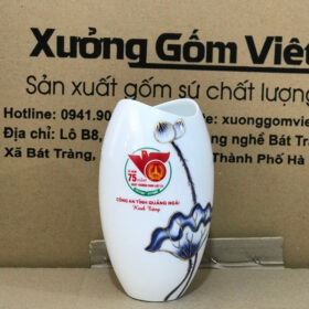Bình hoa gốm sứ in logo 75 năm kỷ niệm ngày 27-7 dáng miệng cá màu trắng vẽ sen xanh viền kim XG-LH08