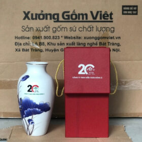 Bình hoa gốm sứ in logo công ty kiểm toán đông á dáng cổ rụt màu trắng vẽ sen xanh viền kim XG-LH07