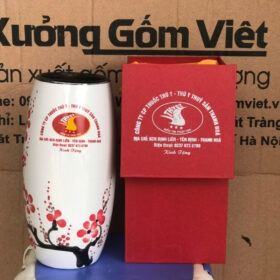 Bình hoa gốm sứ in logo công ty thuốc thú y dáng bom màu trắng vẽ cành đào đỏ XG-LH10