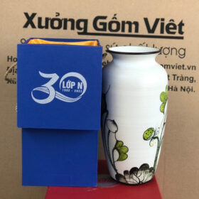 Bình hoa gốm sứ in logo kỷ niệm 30 năm lớp n dáng cổ rụt màu trắng vẽ sen xanh XG-LH12
