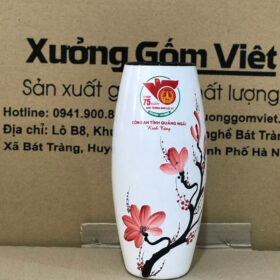 Bình hoa gốm sứ in logo kỷ niệm 75 năm ngày 17-7 dáng bom màu trắng vẽ cành đào đỏ XG-LH13