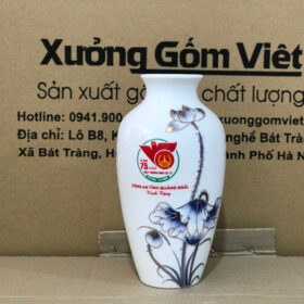Bình hoa gốm sứ in logo kỷ niệm 75 năm ngày 27-7 dáng cổ rút màu trắng vẽ sen xanh viền kim XG-LH14