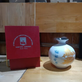 Bình hút lộc in logo kỷ niệm thành lập màu trắng họa tiết thuyền buồm XG-BHL01