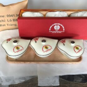 Bộ 3 hũ mứt in logo "Liên đoàn lao động quận Ngũ Hành Sơn  dáng hình tim Bát Tràng vẽ hoa đào đỏ XG-KM12
