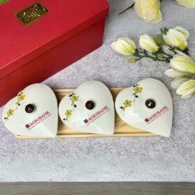 Bộ 3 hũ mứt in logo AGRIBANK Chi nhánh huyện Tân Sơn dáng hình tim Bát Tràng vẽ hoa mai vàng XG-KM11