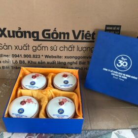 Bộ 4 hũ mứt in logo Công ty cổ phần dịch vụ hàng không sân bay Đà Nẵng dáng tròn màu trắng họa tiết đào hồng XG-KM16