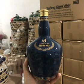 Nậm rượu in logo Bệnh viện Đa khoa Hoàng Việt dáng chivas màu xanh bóng nắp vàng XG-NR31