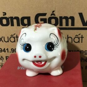 Heo đất in logo Cô Gạo dáng mập tròn màu trắng vẽ hoa đào đỏ XG-HĐ01