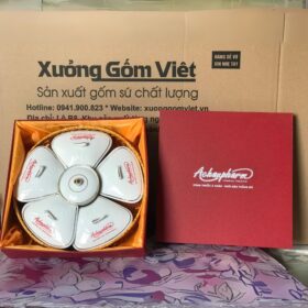 Khay mứt Bát Tràng in logo Công ty Achaupharm dáng 5 cánh hoa viền kim màu trắng tròn XG-KM07