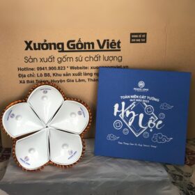 Khay mứt in logo Công ty Hoàng Long dáng hoa khế kèm khay mây Bát Tràng màu trắng tròn XG-KM03