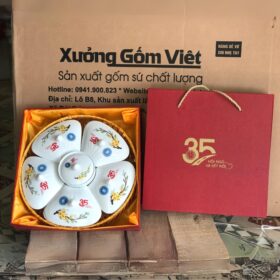 Khay mứt sứ in logo "35 năm Hội ngộ và Kết nối" dáng hoa 5 cánh họa tiết cành mai XG-KM01