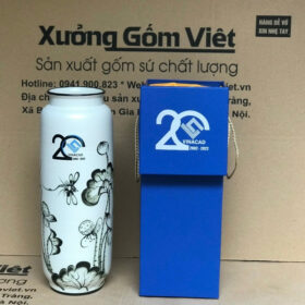 Lọ hoa gốm sứ in logo dáng trụ ống màu trắng họa tiết sen đen XG-LH27