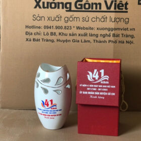 Lọ hoa gốm sứ in logo dáng miệng cá khoét màu trắng viền kim XG-LH28