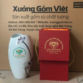 Lọ hoa in logo dáng miệng cá màu trắng họa tiết sen xanh viền kim XG-LH36