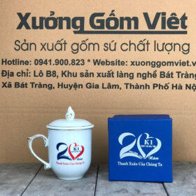 Cốc sứ Bát Tràng in logo kỉ niệm 20 năm dáng bầu màu trắng nắp chóp lửa viền kim XG-LS10