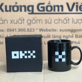 Ly sứ in logo công ty OKX dáng trụ màu đen quai C XG-LS11