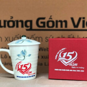 Ly sứ Bát Tràng in logo kỉ niệm 15 năm dáng vát màu trắng có quai họa tiết sen xanh XG-LS12