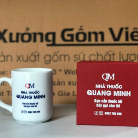 Ly sứ in logo nhà thuốc Quang Minh dáng trụ cao màu trắng có quai C XG-LS13