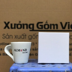 Ly sứ in logo cửa hàng Almond Nail Bar dáng vát màu trắng có quai XG-LS16