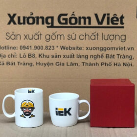 Bộ 2 cốc sứ in logo IEK dáng trụ và dáng tròn lùn màu trắng có quai XG-LS21
