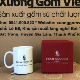 Cốc sứ in logo resort Four Seasons dáng trụ cao màu trắng có quai C XG-LS22