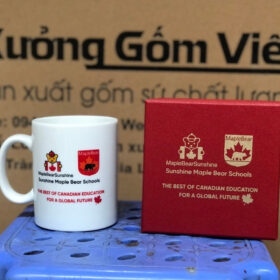 Cốc sứ in logo trường Maple Bear dáng trụ cao màu trắng có quai C XG-LS23
