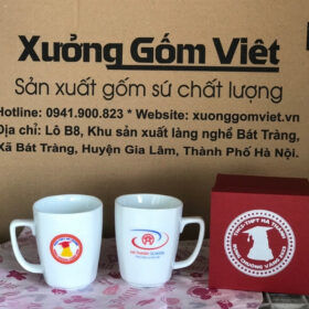 Bộ 2 ly sứ in logo Hà Thanh SCHOOL dáng chữ V màu trắng quai vuông XG-LS27