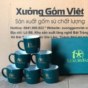 Cốc sứ in logo LuxuryFan dáng thấp quai C màu xanh lá vẽ vàng XG-LS29