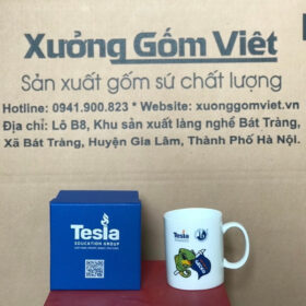 Ly sứ trắng in logo công ty Tesla dáng trụ quai C làm quà tặng XG-LS03