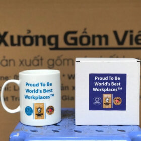 Ly sứ in logo Pround To Be World's Best Workplaces dáng trụ màu trắng quai C XG-LS32