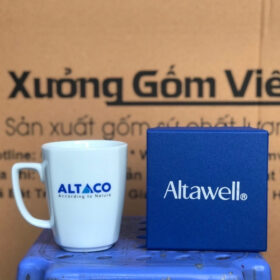 Ly sứ in logo công ty Altawell dáng chữ V quai vuông XG-LS35