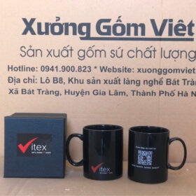 Ly sứ in logo Vitex dáng trụ màu đen quai C XG-LS37