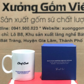 Ly sứ màu trắng in logo công ty Blue Ocean dáng trụ quai C XG-LS04
