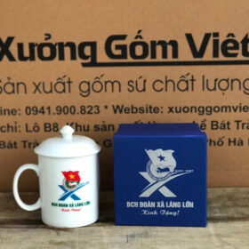 Ly sứ in logo BCH Đoàn Xã Láng Lớn Bát Tràng có nắp quai C XG-LS41