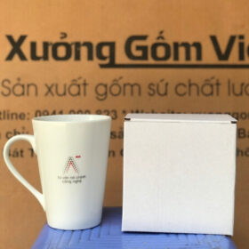 Ly sứ trắng in logo công ty AIA dáng vát có quai làm quà tặng XG-LS05