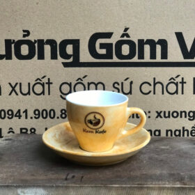 Tách cà phê in logo Kem Kafe Bát Tràng men hỏa biến vàng bóng lòng trắng XG-LS53