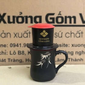 Phin pha cà phê in logo NEWHOPE Vĩnh Long men đen hoạ tiết cành trúc nắp cam XG-LS56