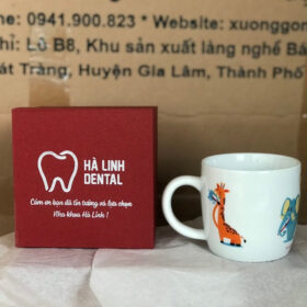 Ly sứ in logo nha khoa Hà Linh dáng tròn lùn màu trắng có quai XG-LS06