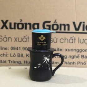 Phin pha cà phê in logo NEWHOPE Vĩnh Long men đen hoạ tiết cành trúc nắp xanh dương XG-LS57
