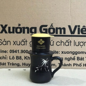Phin pha cà phê in logo NEWHOPE Vĩnh Long men đen hoạ tiết cành trúc nắp vàng XG-LS58