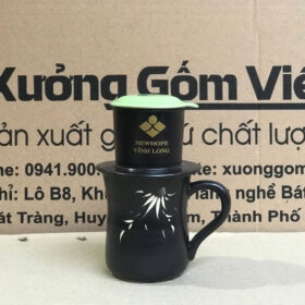 Phin pha cà phê in logo NEWHOPE Vĩnh Long men đen hoạ tiết cành trúc nắp xanh lá XG-LS59